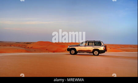 Über-Straße Auto am oberen Rand der Sahara Düne - 09-11-2012 Chinguetti, Mauretanien Stockfoto