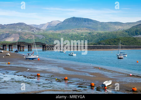 Die mawddach Estuary und die Zugbrücke, Barmouth in Mid Wales, UK, mit Cader Idris in Distanz. Stockfoto