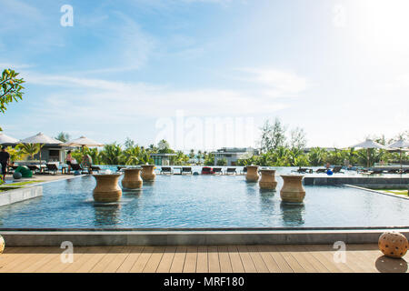 Pool mit Treppe und die Holzterrasse im Hotel. Stockfoto