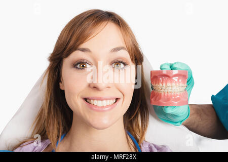 Zahnarzt zeigt, wie eine Klammer Stockfoto