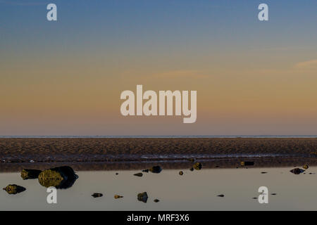 Rock Pool auf Redcar Strand bei Sonnenuntergang. Nord-ost-Küste Englands. Stockfoto