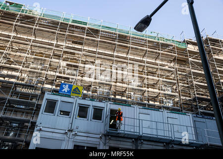 Ein Bauarbeiter auf einer Baustelle in Berlin, Deutschland. Stockfoto