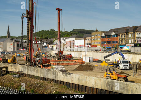 Bohrinseln und andere Baumaschinen arbeiten auf, die Grundlagen für eine neue Office Entwicklung in Pontypridd Stadtzentrum Stockfoto