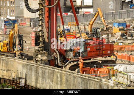 Nahaufnahme von einem Bohrturm Vorbereitung Fundamente auf dem Gelände des neuen Office Entwicklung in Pontypridd Stadtzentrum Stockfoto