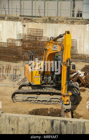 JCB Bagger bei der Arbeit auf der Baustelle eines neuen Amtes Entwicklung in Pontypridd Stadtzentrum Stockfoto