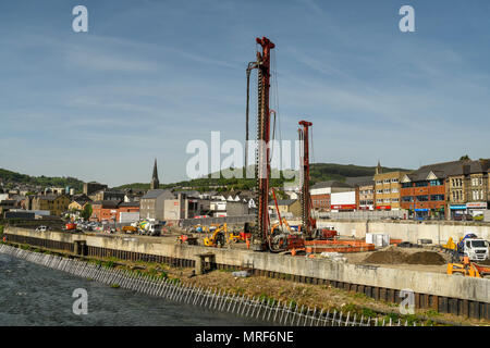 Bohrinseln und andere Baumaschinen arbeiten auf, die Grundlagen für eine neue Office Entwicklung in Pontypridd Stadtzentrum Stockfoto