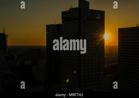 Sonnenuntergang vor dem Hintergrund der Wolkenkratzer. Abend Landschaft der großen Stadt Stockfoto