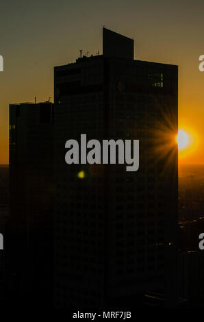 Sonnenuntergang vor dem Hintergrund der Wolkenkratzer. Abend Landschaft der großen Stadt Stockfoto