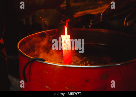 Arbeiten in der thermischen Härtung Metall workshops Stockfoto