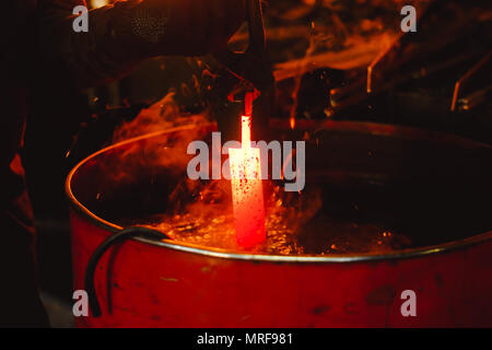 Arbeiten in der thermischen Härtung Metall workshops Stockfoto