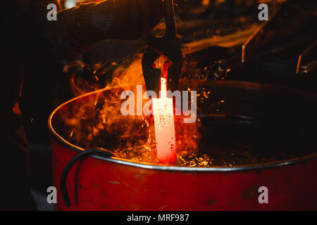 Arbeiten in der thermischen Härtung Metall workshops Stockfoto