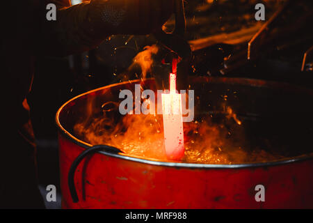 Arbeiten in der thermischen Härtung Metall workshops Stockfoto