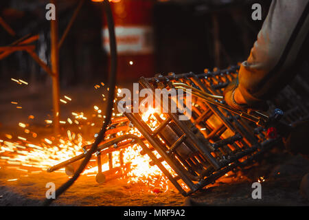 Schneiden von Metall Gitter mit Acetylen Taschenlampe Stockfoto