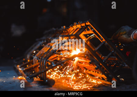 Schneiden von Metall Gitter mit Acetylen Taschenlampe Stockfoto