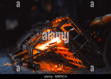 Schneiden von Metall Gitter mit Acetylen Taschenlampe Stockfoto