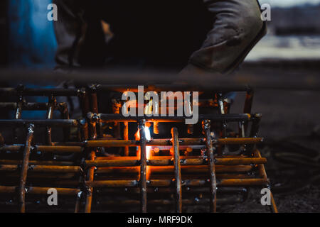 Schneiden von Metall Gitter mit Acetylen Taschenlampe Stockfoto