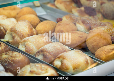 Fächer mit typischen sizilianischen Street Food. Vielfalt der sizilianischen Küche auf einem Tablett: arancine, rosticceria Stockfoto