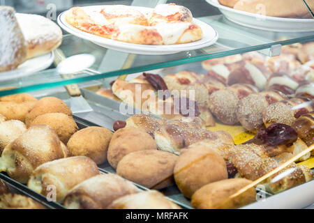 Fächer mit typischen sizilianischen Street Food (Rosticceria) Stockfoto