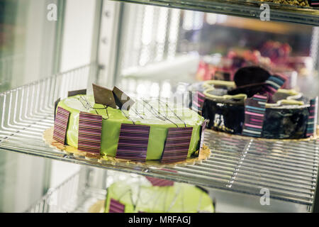 Vielzahl von Kuchen im Kühlschrank Stockfoto