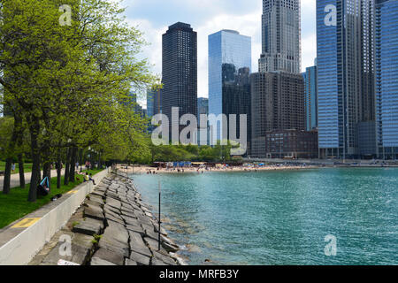 Milton Lee Olive Park in Chicago's Streeterville Nachbarschaft sitzt auf einer Halbinsel Land nördlich von Navy Pier und bildet eine kleine Bucht an der Ohio St. Strand Stockfoto