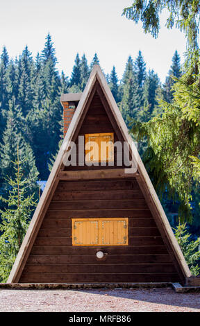 Ferienhaus, Berglandschaft mit Dachschräge, Fenster mit Holz Schutz Stockfoto