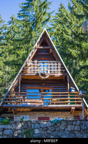 Ferienhaus, Berglandschaft mit Dachschräge, Fenster mit Holz Schutz Stockfoto