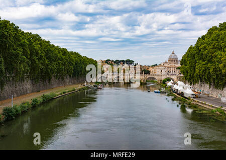 Panoramablick auf den Tiber und den Petersdom in der Ferne in Rom, Italien Stockfoto