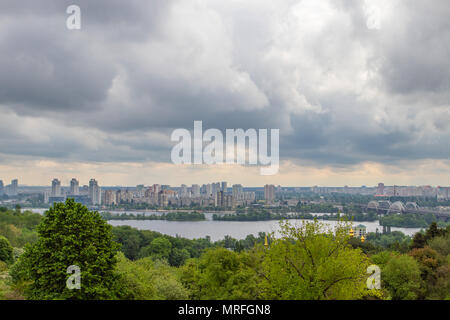 View of the city of Kiev from a height. City landscape. Overcast sky Stockfoto