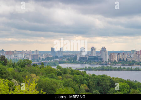 View of the city of Kiev from a height. City landscape. Overcast sky Stockfoto
