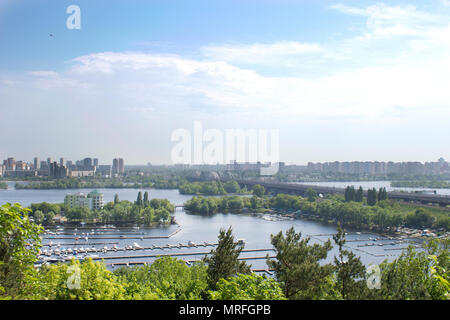View of the city of Kiev from a height. City landscape. Overcast sky Stockfoto