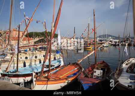 Holz- Segelboote in St. Tropez Alter Hafen Stockfoto