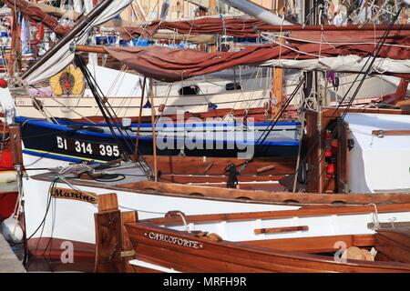 Holz- Segelboote in St. Tropez Alter Hafen Stockfoto