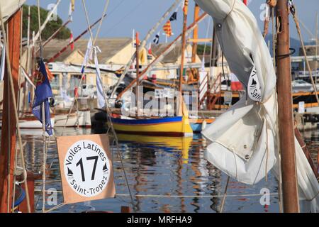 Holz- Segelboote in St. Tropez Alter Hafen Stockfoto