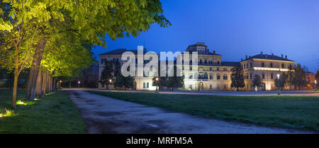 PARMA, Italien - 18 April 2018: Der Palast Palazzo Ducale - Ducal Palace in der Abenddämmerung. Stockfoto