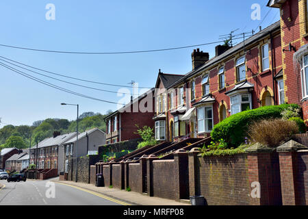 Reihe traditioneller Reihenhäuser entlang Hauptstraße im Abersychan, in der Nähe von Pontypool, South Wales, Großbritannien Stockfoto