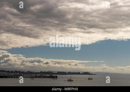 Santa Cruz Beach Boardwalk Municipal Wharf und im Frühling, mit Blick auf die Santa Cruz Mountains. Nord Kalifornien, USA. Stockfoto