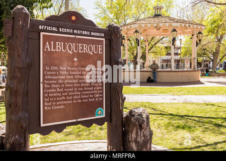 Pavillon in der Altstadt von Albuquerque Plaza und historischen Marker unterzeichnen. El Camino Real, die Altstadt von Albuquerque, New Mexico, USA. Stockfoto