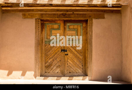 Die Kirche von San José de la Gracia, Dorf Las Trampas in der Nähe von Santa Fe, New Mexico, USA. Stockfoto
