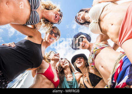 Schönes Portrait von sieben Frauen Frauen kaukasischen aus dem botton Sicht in die Mitte der Gruppe. die Menschen glücklich zusammen Spaß haben in den Beziehungen Stockfoto