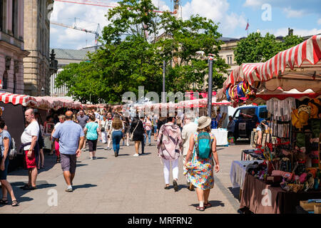 Berlin, Deutschland - Mai 2018: Menschen auf dem Kunstmarkt am Zeughaus in der Nähe der Museumsinsel an einem sonnigen Tag in Berlin, Deutschland Stockfoto