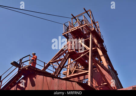 Traditionelle Kohle Bergbau Förderturm und Gebäude an Big Pit: National Coal Museum, South Wales Täler, Blaenavon, Großbritannien Stockfoto