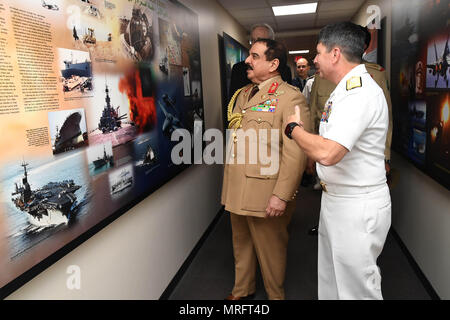 170612-N-XP 344-095 MANAMA, Bahrain (12. Juni 2017) Seine Majestät, König Hamad Bin Isa Al Khalifa, der König des Königreichs Bahrain und Vice Adm. Kevin M. Donegan Commander, U.S. 5 Flotte sprechen sie über ein Plakat der Seefahrtsgeschichte in der Region bei einem Besuch in den USA 5 Flotte Fläche von Operationen und operative Maßnahmen besprechen, ISIS, Juni 12 zu besiegen. Der König war von zwei seiner Söhne begleitet, Seine Hoheit Brig. Gen. Shaikh Nasser Bin Hamad Al Khalifa, Kommandant der Königlichen Garde, und seiner Hoheit Maj Shaikh Khaled Bin Hamad Al Khalifa, Kommandant der Königlichen Garde Special Forc Stockfoto