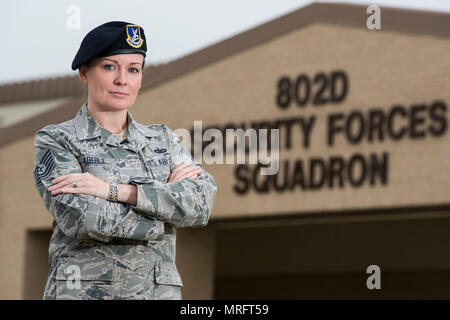 Technische Sgt. Michelle Aberle, 802Nd Sicherheitskräfte Squadron installation Sicherheit, posiert für ein Foto vor der Durchführung einer Sicherheitsüberprüfung 9. Mai 2017, an Joint Base San Antonio-Lackland, Texas. Aberle und Turner bieten Schutz für Personal, Ausrüstungen und Einrichtungen von Bedrohungen Eindringen durch unbefugte Personen zu gehören. (U.S. Air Force Foto von Sean M. Worrell) Stockfoto