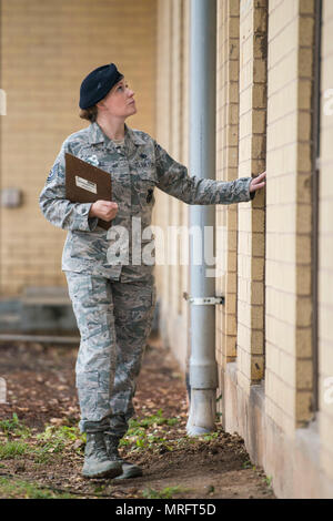 Technische Sgt. Michelle Aberle, 802Nd Sicherheitskräfte Squadron installation Sicherheit, prüft Windows während ihrer Gebäude security check Mai 9, 2017, in: Joint Base San Antonio-Lackland, Texas. Aberle bietet Schutz für Personal, Ausrüstungen und Einrichtungen von Bedrohungen Eindringen durch unbefugte Personen zu gehören. (U.S. Air Force Foto von Sean M. Worrell) Stockfoto