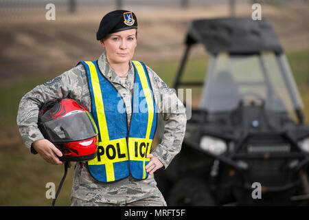 Technische Sgt. Michelle Aberle, 802Nd Sicherheitskräfte Squadron installation Sicherheit, posiert für ein Foto nach Durchführung Mai 9, 2017 eine Sicherheitsüberprüfung auf der Basis Zaun, Joint Base San Antonio-Lackland, Texas. Aberle und Turner bieten Schutz für Personal, Ausrüstungen und Einrichtungen von Bedrohungen Eindringen durch unbefugte Personen zu gehören. (U.S. Air Force foto Sean M. Worrell werden) Stockfoto