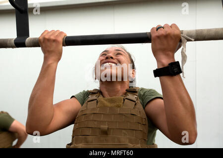 Corporal Dana Rodriguez, ein Postal clerk Special Purpose Marine Air-Ground Task Force-Crisis Response-Africa bekämpfen Logistik Ablösung zugewiesen, führt die Pull-ups als Teil der 2017 Memorial Day" murph "Herausforderung in Morón, Spanien, 29. Mai 2017. Die "murph", zu Ehren von Ehrenmedaille Empfänger und Navy Seal Lt. Michael S. Murphy genannt, wurde in Erinnerung an Murphy begannen, nachdem er in der Aktion im Juni 2005 getötet wurde. Die "murph" ist eine Zusammenstellung von seinen liebsten Übungen, beginnend mit einer Meile laufen, 100 Pull-ups, 200 Push-ups, 300 Air hockt und eine endgültige - Meile laufen. (U. S. Mar Stockfoto