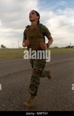 Corporal Liza N. RivasArevalo, die Firma clerk Special Purpose Marine Air-Ground Task Force-Crisis Response-Africa bekämpfen Logistik Abteilung zugewiesen sind, wird der letzte Teil der 2017 Memorial Day" murph "Herausforderung in Morón, Spanien, 29. Mai 2017. Die "murph", zu Ehren von Ehrenmedaille Empfänger und Navy Seal Lt. Michael S. Murphy genannt, wurde in Erinnerung an Murphy begannen, nachdem er in der Aktion im Juni 2005 getötet wurde. Die "murph" ist eine Zusammenstellung von seinen liebsten Übungen, beginnend mit einer Meile laufen, 100 Pull-ups, 200 Push-ups, 300 Air hockt und eine endgültige - Meile laufen. (U. S Stockfoto