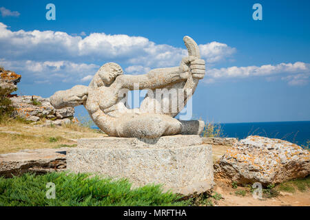 Steinerne Statue in der mittelalterlichen Festung auf Kap Kaliakra, Bulgarien. Stockfoto