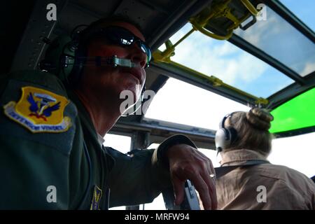 Us Air Force Brig. Gen. Paul W. Tibbets IV, die 509Th Bomb Wing Commander, Fliegen in einer North American B-25 Mitchell über Whiteman Air Force Base, Mo, 10. Juni 2017. Die B-25 wurde als hoch- und niedrig-Bomber im zweiten Weltkrieg und wurde die schwer bewaffneten Flugzeugen in den Krieg. (U.S. Air Force Foto von Airman Taylor Phifer) Stockfoto