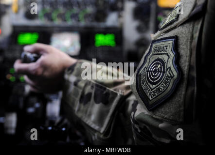 Einer KC-135 Stratotanker Betankung von Flugzeugen Pilot, zu den Waffen 509th Squadron bei Fairchild Air Force Base, Washington zugewiesen ist, drosselt die Motoren während des Starts an der Nellis Air Force Base, Nev, 8. Juni 2017. Die KC-135 ist in der Lage, Transport mit Unterstützung von Paletten während aeromedical Evakuierungen. (U.S. Air Force Foto von älteren Flieger Kevin Tanenbaum/Freigegeben) Stockfoto